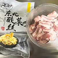 酸菜猪肉炖粉条的做法图解1