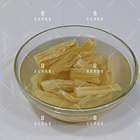 白果马蹄腐竹排骨汤的做法图解1