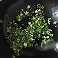 韭菜青椒炒河虾的做法图解5