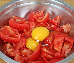 西红柿里加2个鸡蛋，学会这样做，一大锅都不够吃的做法
