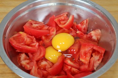 西红柿里加2个鸡蛋，学会这样做，一大锅都不够吃