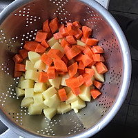 鸡肉土豆咖喱的做法图解2