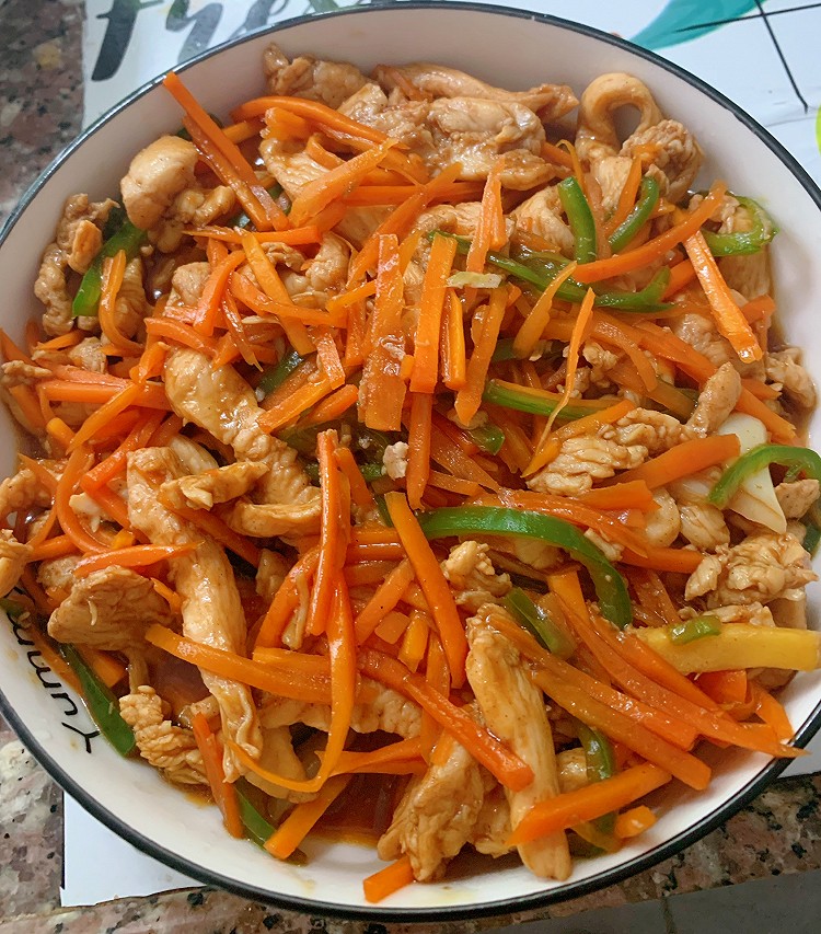 胡萝卜青椒炒鸡肉丝的做法