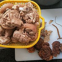 香菇卤猪蹄的做法图解2