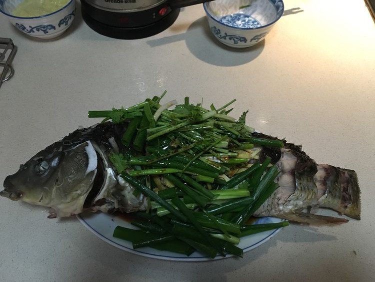 葱油蒸鲤鱼的做法
