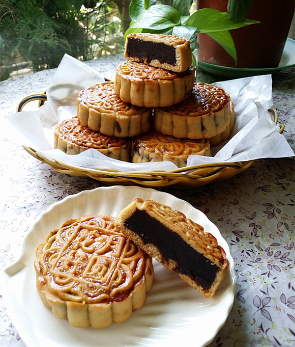 Dousha moon cake