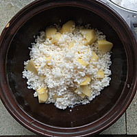 香肠砂锅洋芋饭的做法图解1