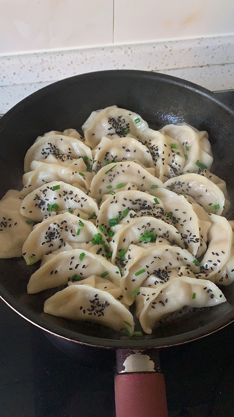 韭菜鸡蛋虾皮饺子的做法