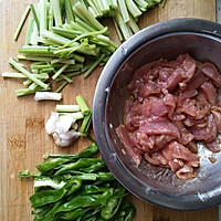 芹菜辣椒肉丝（带盒饭上班）的做法图解1
