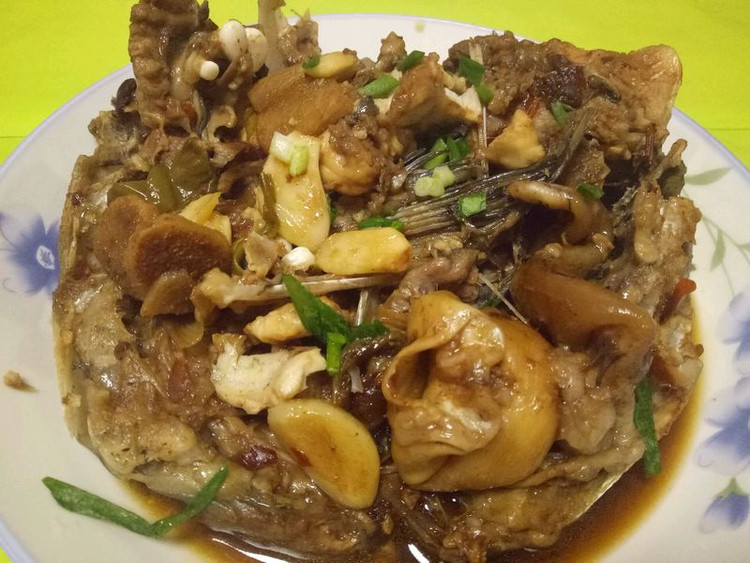 乐乐自家菜--砂锅焖鱼头的做法