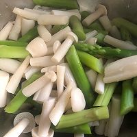 #少盐饮食 轻松生活#芦笋炒白玉菇的做法图解3