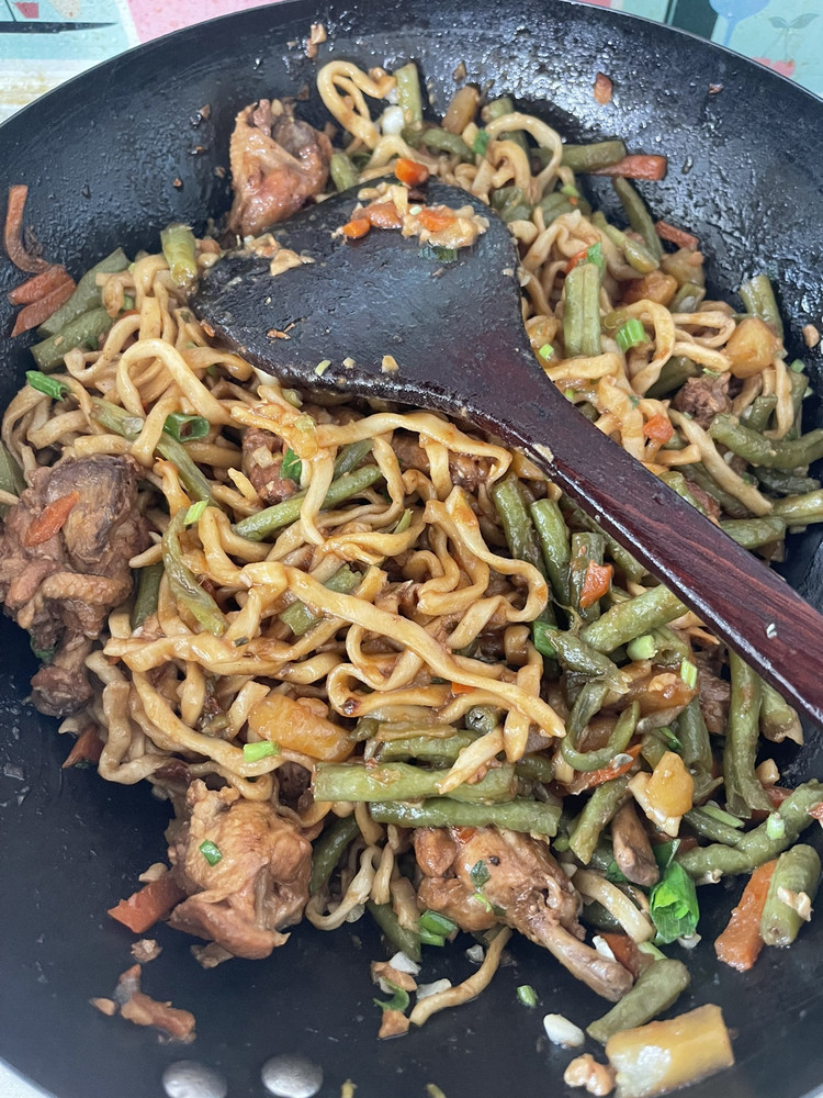 鸡腿焖面的做法
