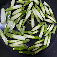 第一次做的芦笋炒肉的做法图解2