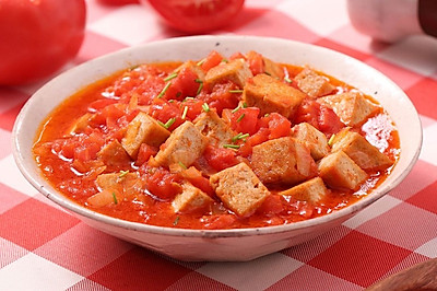 番茄煮豆腐：两个番茄，就能把豆腐烧好吃！