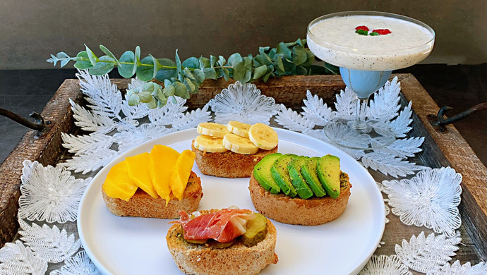 五彩缤纷开放三明治+香蕉火龙果酸奶昔