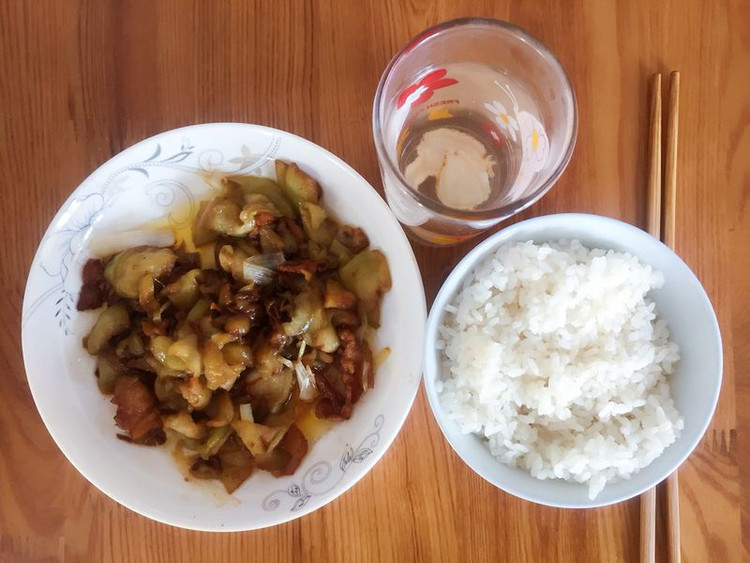微波炉五香枸杞茄子搭配西洋参泡水外加一份米饭的做法
