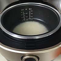腊肠煲仔饭的做法图解1