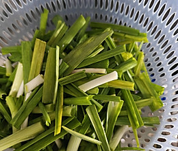 非常规搭配蒜叶蘑菇的做法