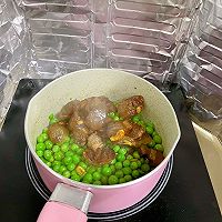 豌豆粒炒腊肠的做法图解7