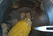 茶树菇玉米排骨汤的做法