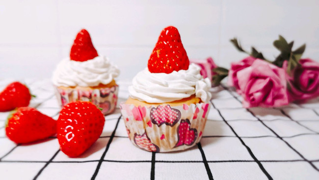草莓纸杯蛋糕的做法