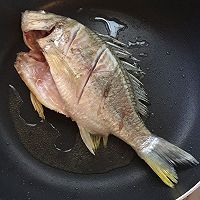 紫苏海鱼汤的做法图解5