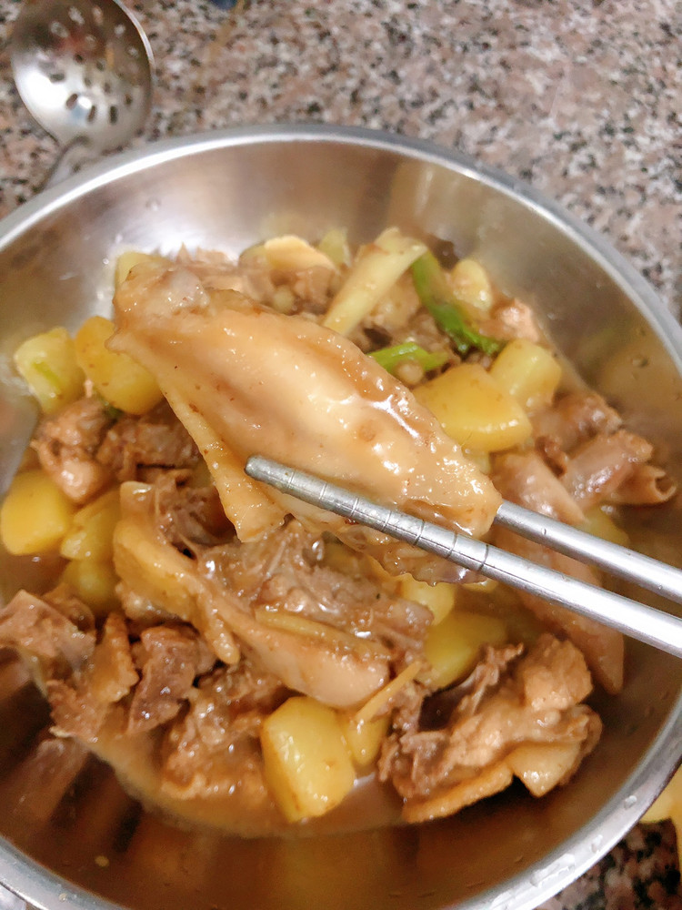 土豆焖鸡肉的做法