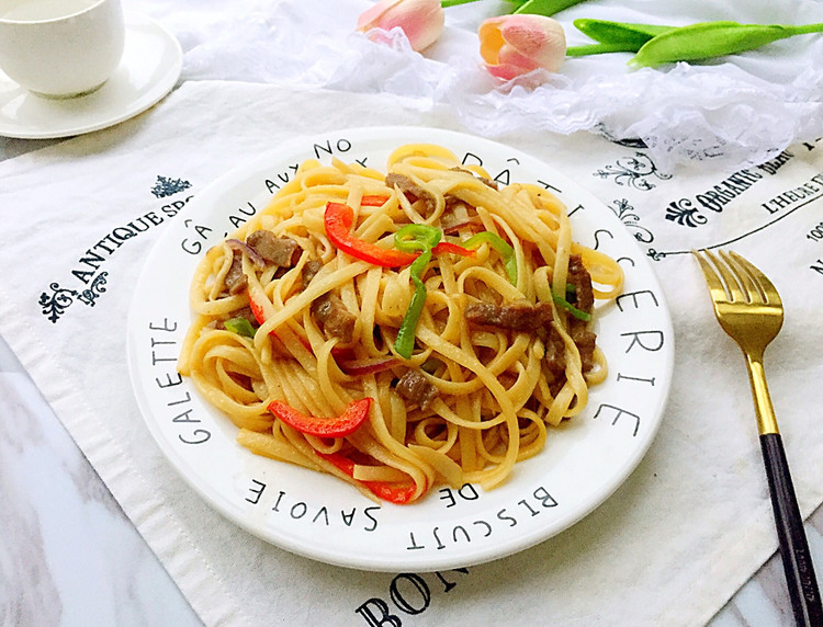 黑椒牛排炒意面的做法