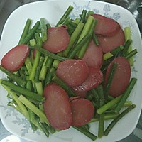 蒜苔炒红肠的做法图解1