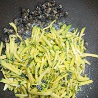 田螺肉炒仔南瓜丝的做法图解7