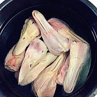 私房麻辣卤鸭头的做法图解1