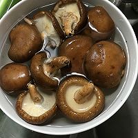 香菇蒜苔肉片的做法图解2