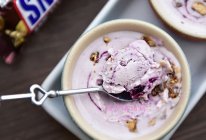 做法超简，奶油超少，味道超美---士力架蓝莓酸奶冰激凌的做法