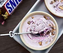 做法超简，奶油超少，味道超美---士力架蓝莓酸奶冰激凌的做法
