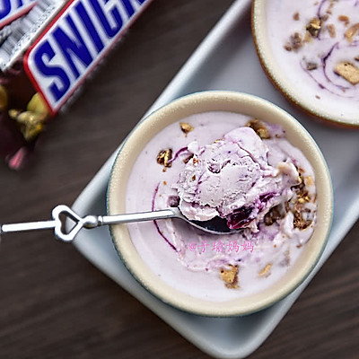 做法超简，奶油超少，味道超美---士力架蓝莓酸奶冰激凌