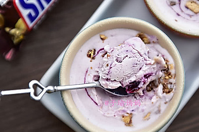 做法超简，奶油超少，味道超美---士力架蓝莓酸奶冰激凌