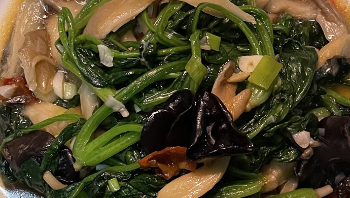 菠菜黑木耳烩平菇