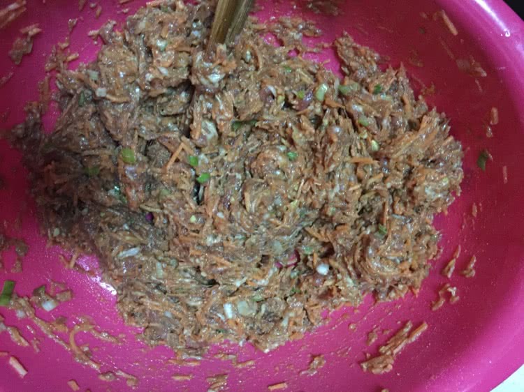 羊肉胡萝卜馅饺子的做法图解2