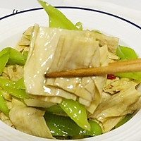 这菜蛋白质含量高，配上尖椒炒着吃，辣味十足，配上米饭吃真过瘾的做法图解7