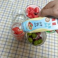 #在夏日饮饮作乐#清凉葡萄杨梅瓜汁的做法图解2