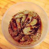 下雨天的晚餐-基围虾两吃2 砂锅盐焗基围虾的做法图解1