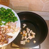 改良版豌豆腊肉焖饭的做法图解2