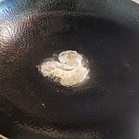 柯基狗气味的咸蛋黄鲜虾豆腐煲的做法图解5