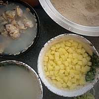 跟老妈学的手艺之土豆蛤蜊疙瘩汤的做法图解1