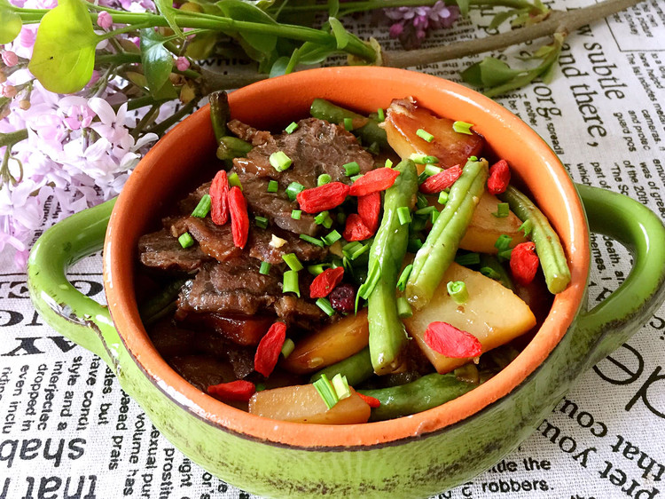 酱牛肉焖土豆豆角的做法