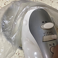 剩奶油怎么办?自制黄油!的做法图解2