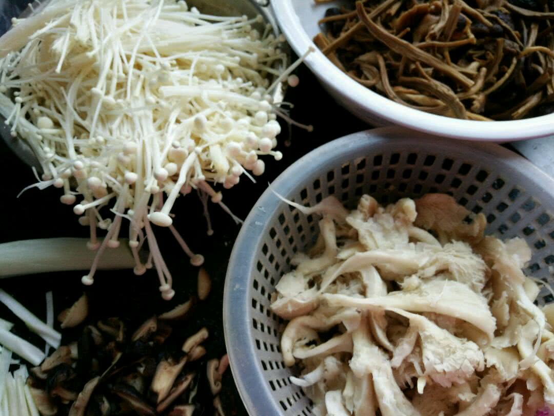 干锅菌菇怎么做_干锅菌菇的做法_豆果美食