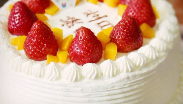 戚风蛋糕，简单，超易成功。加奶油美丽的生日蛋糕就大功告成咯的做法