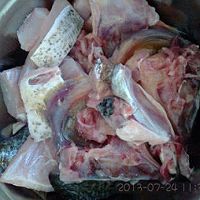 胖头鱼炖豆腐的做法图解1