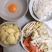 一人食——香肠蛋炒饭，土豆炖番茄的做法图解1